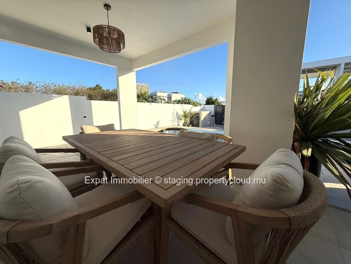 New contemporary villa with terrace, pool, and garden – Close to the beach