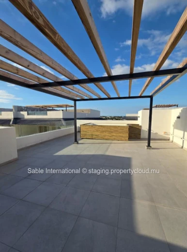 Luxury Penthouse with Pool Access in Péreybère! 2 Beds, Rooftop, Sea Access, Parking, AC. Close to Shops & Hospital.