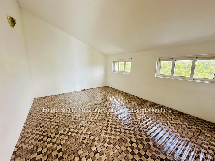 À vendre : Maison de 3 étages avec 6 chambres, idéale pour un investissement.