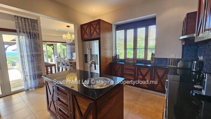 Luxury 5-bed sea view villa 