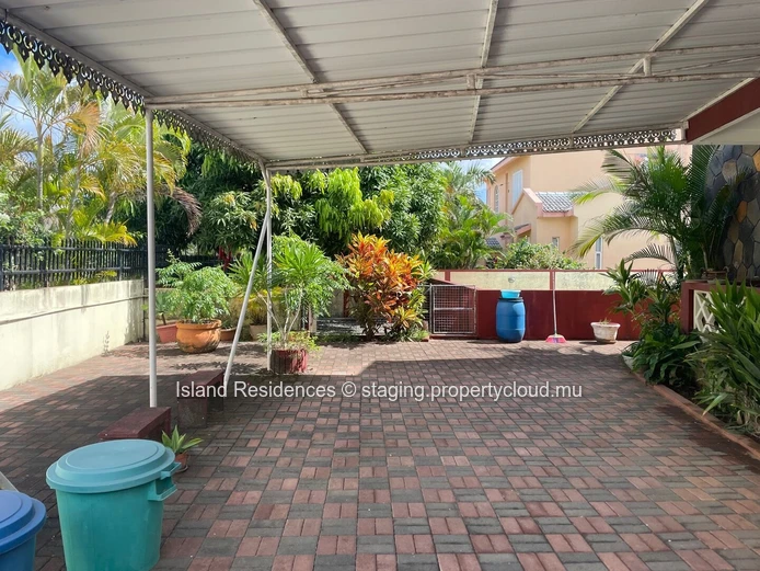 Spacious family home with 5 bedrooms, pool and covered parking