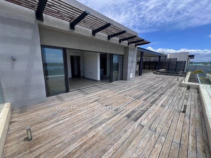 Luxurious penthouse, 3/4 bedrooms, private and communal pool, boat parking and launching ramp. Sea and island views.