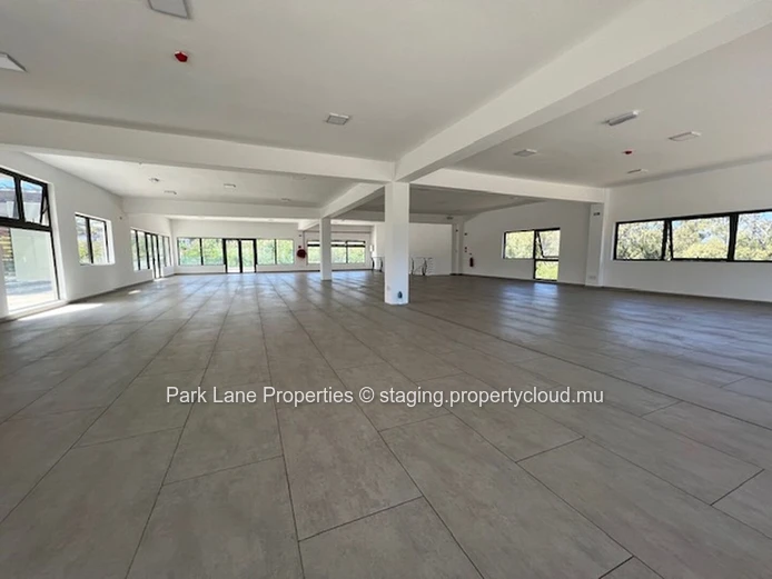 Prime 1800m2 commercial building in bagatelle: ground + first floor for rent