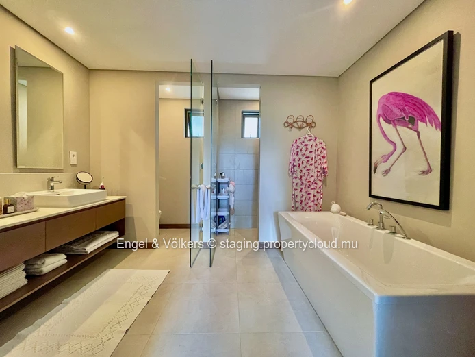 Elegant Coastal Apartment with Rooftop Pool & Sea Views