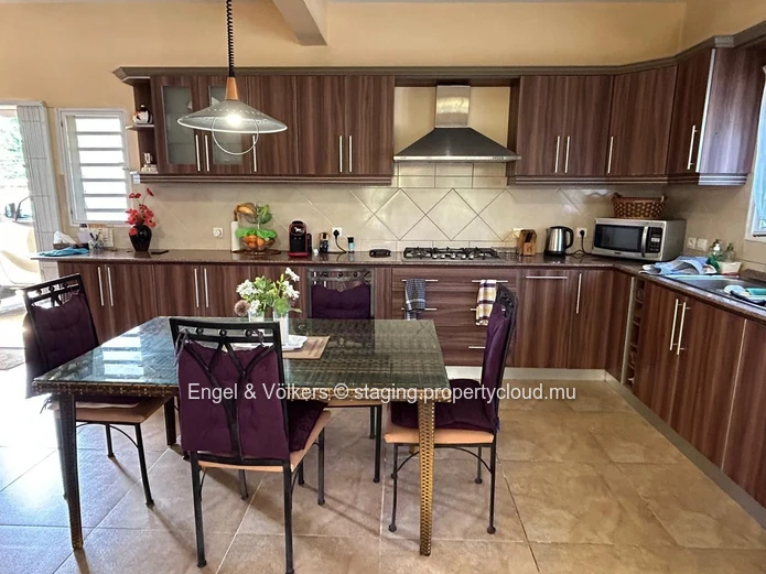 Charming and Spacious 5-Bedroom House for Rent – Large Plot, Private Pool & Peaceful Setting