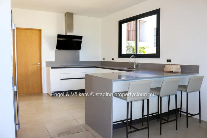 Luxury 4-Bedroom Villa in Tamarin – Private Garden & Pool