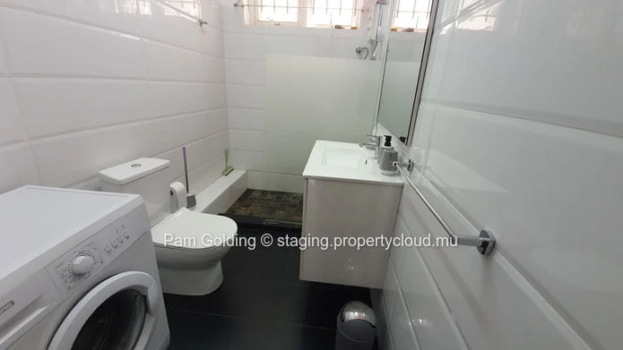 Small complex with good investment opportunity. (Sole Mandate)