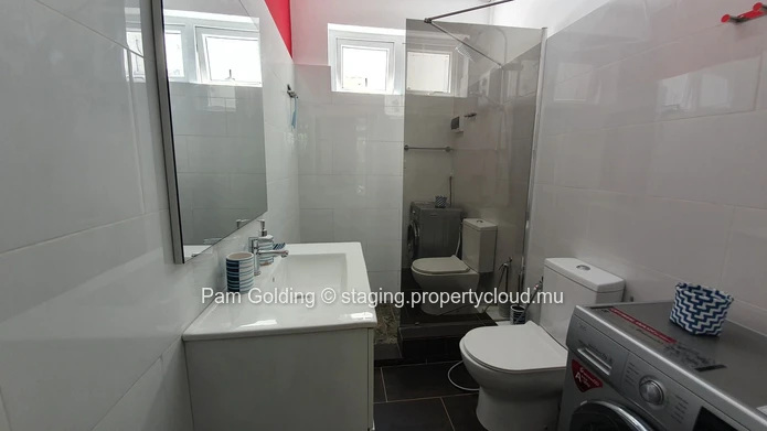 Small complex with good investment opportunity. (Sole Mandate)