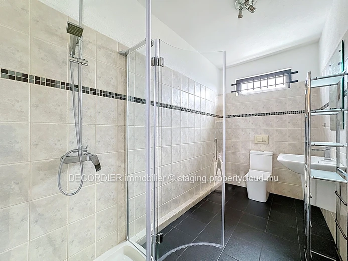 Unique opportunity: house with apartments, studio and sea view!
