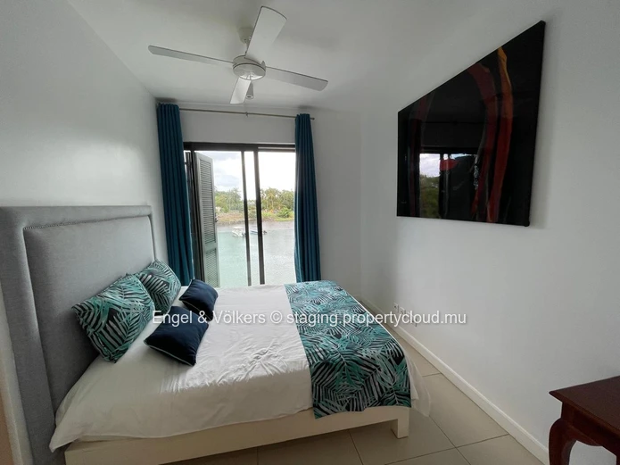 Stunning 2-Bedroom Apartment with views of the marina and mountains - Excellent Rental Investment
