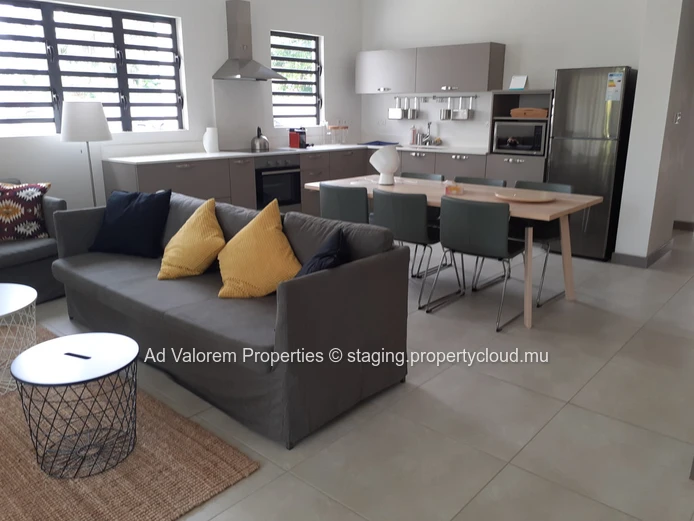 Duplex à louer à Rivière Noire - Black River, 215m², 3 chambres, piscine privée, proche écoles, arrêt de bus, golf, h...