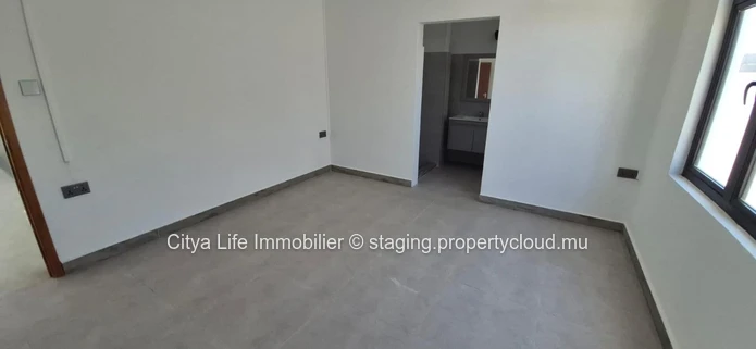 Maison à vendre à Grand Gaube, 250m², terrain de 520m², 4 chambres, piscine privée. Prix : Rs.