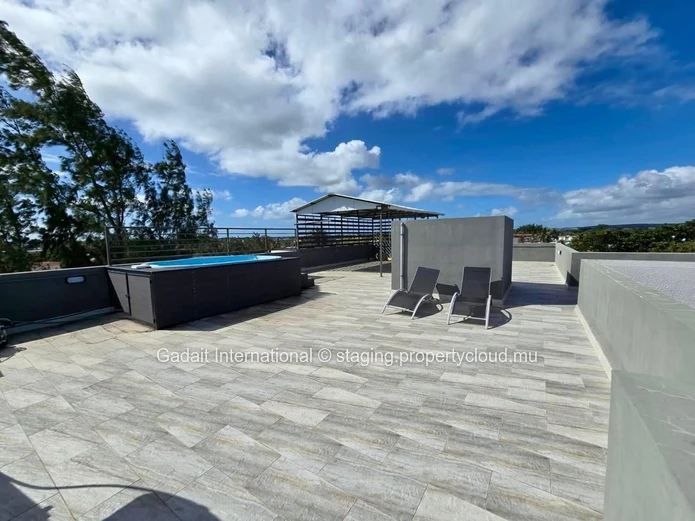 Exceptional penthouse with private rooftop in Pereybere – Sea & mountain views