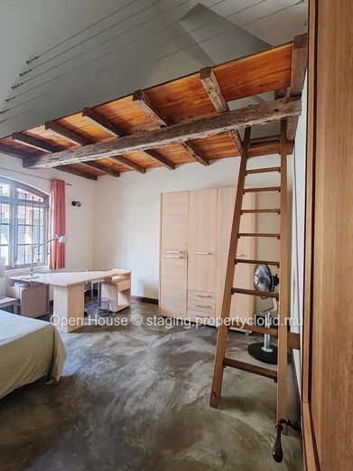 VILLA MAURICIEN à vendre à Tamarin, Rivière Noire. 390m², 4 chambres, piscine privée, cuisine équipée, jardin.