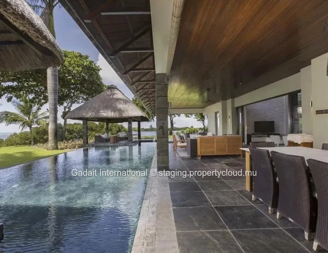 Invest in this villa in the east of Mauritius with private beach and golf access