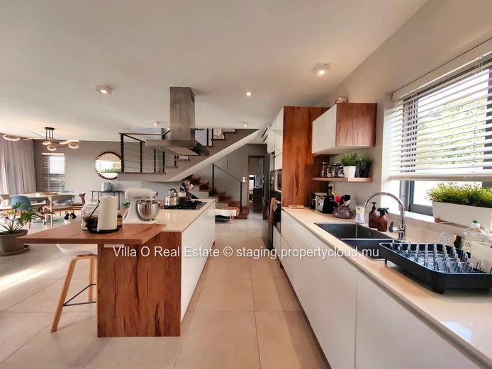 Sale accessible to Mauritians only. Lovely villa in a secure residence, 5 minutes from the beach and the center of Gr...