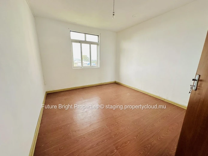 À vendre : Maison de 3 étages avec 6 chambres, idéale pour un investissement.