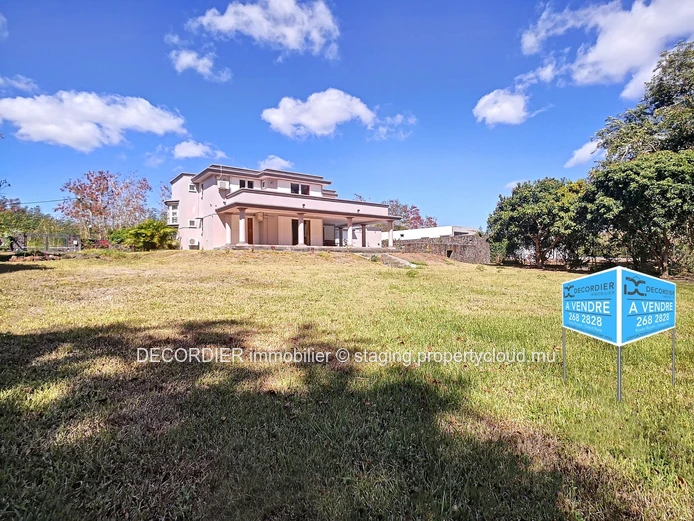 Belle maison avec piscine sur un grand terrain en face d'une rivière