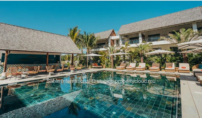 Appartement RES à vendre à Grand Baie, 137m², 2 chambres, piscine commune, spa, balcon, proche commodités.
