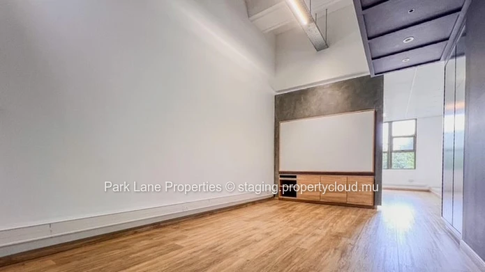 Modern office space with prime visibility & access in Phoenix