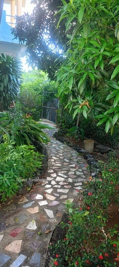 Cottage -  large furnished family house with 4 bedrooms, set in a tropical garden and close to Ecole du Nord/Northfield
