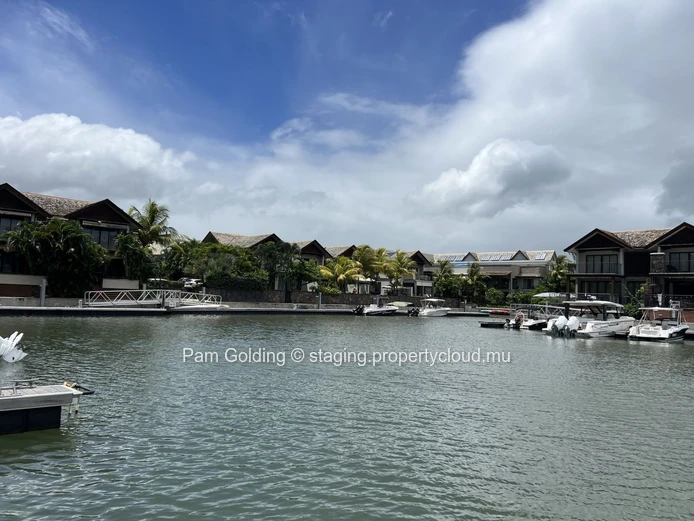 Duplex en Bord de Mer de 3 Chambres avec Anneau Privatif | La Balise Marina, Rivière Noire (Mandat exclusif)