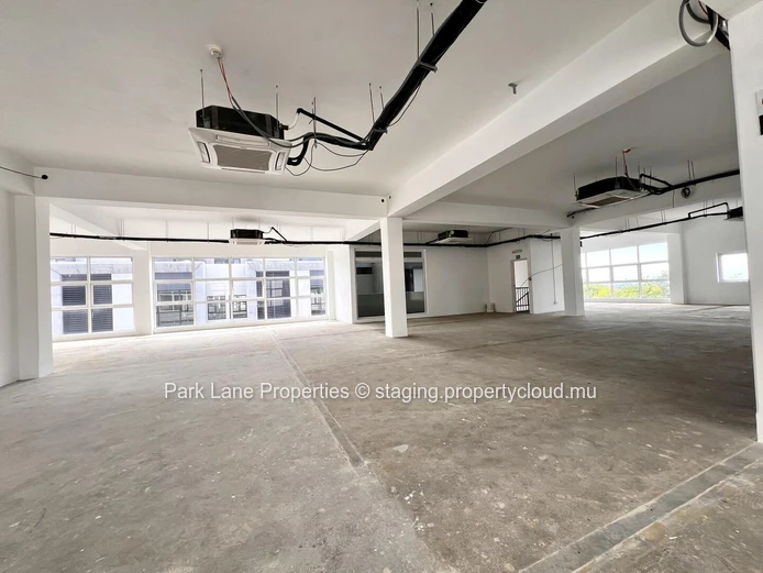 Espace de 372 m² à Ebene pour bureaux ou centre d'appel avec vue imprenable sur la montagne
