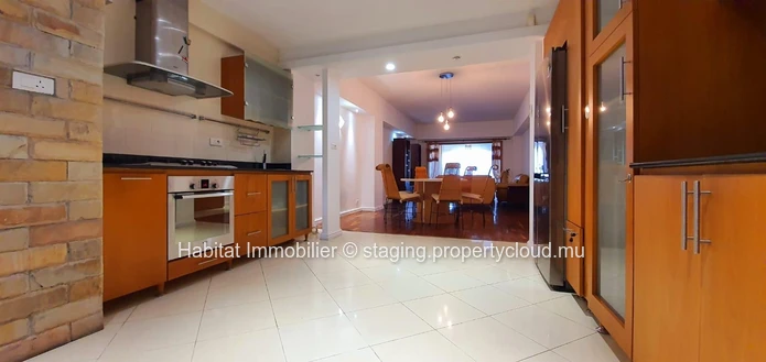A VENDRE - magnifique appartement au rez-de-chaussée de 185 m2 meublé et équipé se situe à quelques minutes du centre...