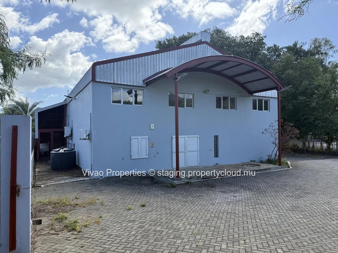 Industrial warehouse for sale in Pailles, area of 1580m² on a plot of 2533m² with the option of additional developmen...