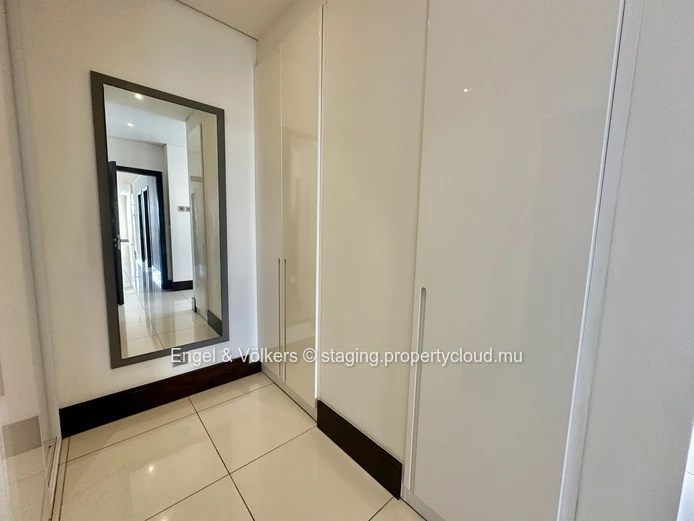 Stylish Top-Floor 3-Bedroom Apartment in La Croisette with Rooftop Pool Access