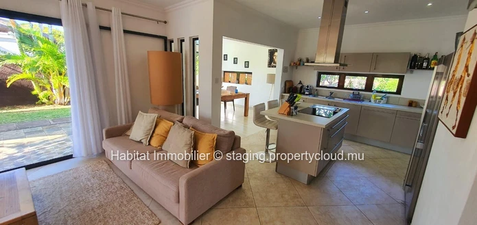 FOR SALE - sumptuous furnished and equipped single storey contemporary villa of 267 m2