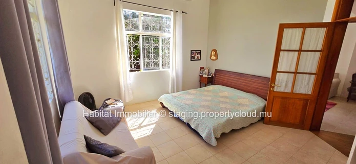 HOUSE TO RENOVATE This house of 250m2 on a plot of land of 888 toises is located in a highly residential area in Flor...