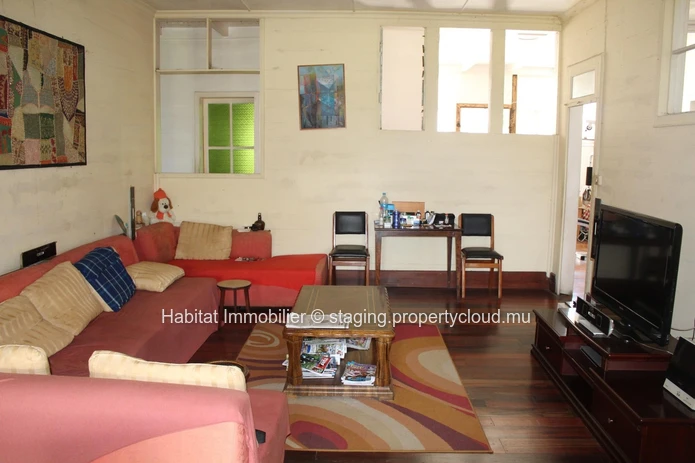 FOR SALE - Spacious wooden colonial house of 325 m2 in Vacoas. 