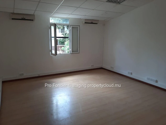 Ground floor office for rent in Port-Louis - Colonial-style (Sole Mandate)