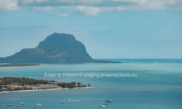 Prestigious West Coast Penthouse with Breath-taking 180° Sea Views