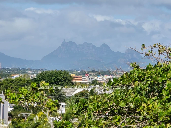 Exceptional penthouse with private rooftop in Pereybere – Sea & mountain views