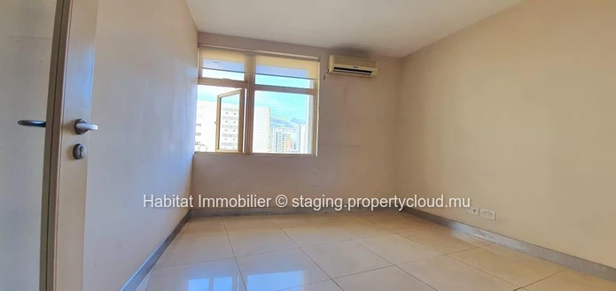 A LOUER - Bureau climatisé non meublé de 278 m2 au 6ème étage (avec 2 ascenseurs) idéalement situé au cœur de Port Louis