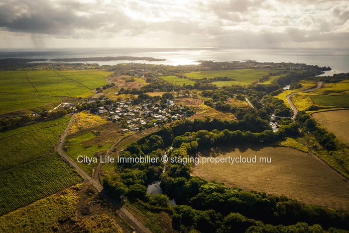 Terrain SCS Etrangers à vendre à Beau Champ, 1.055m², proche écoles, golf, magasins, accessible aux mauriciens, Rs.