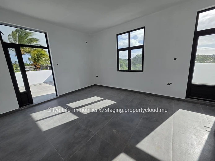 Maison à vendre à Grand Gaube, 250m², terrain de 520m², 4 chambres, piscine privée. Prix : Rs.