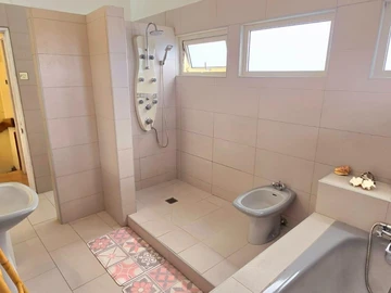 5 Bedroom Villa