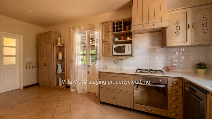 Beau Plan - Spacious 5-bedroom colonial house with swimming pool and big garden