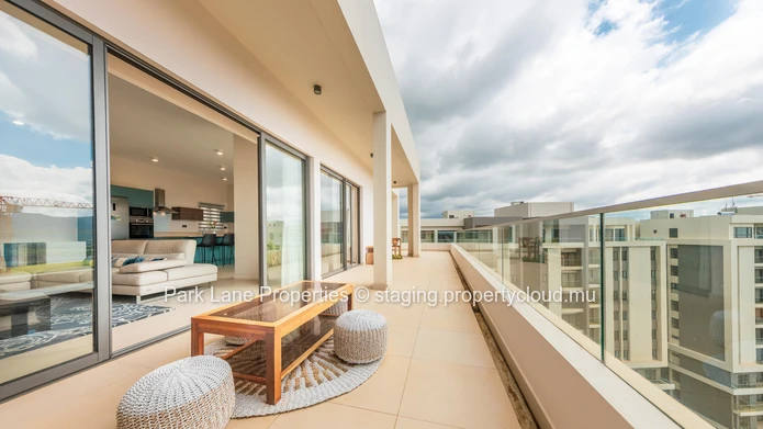 Penthouse neuf de luxe avec vues imprenables sur les montagnes et la mer à Trianon