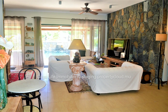 Beautiful villa with beautiful volumes in secured and calm residence.