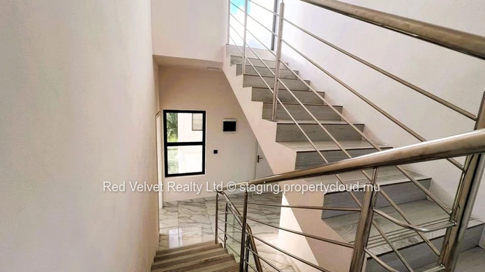 Villa à vendre à Grand Baie, 223m² habitables sur 359m², 4 chambres, nombreux services proches, Rs.