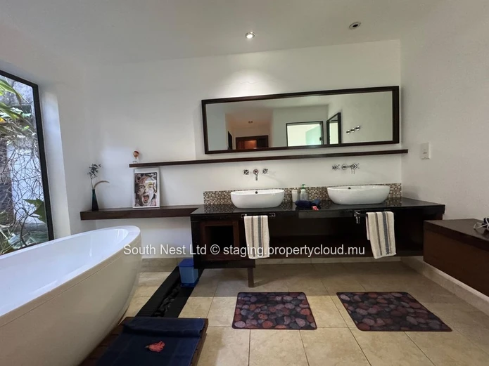 Exceptional villa in the heart of a private estate