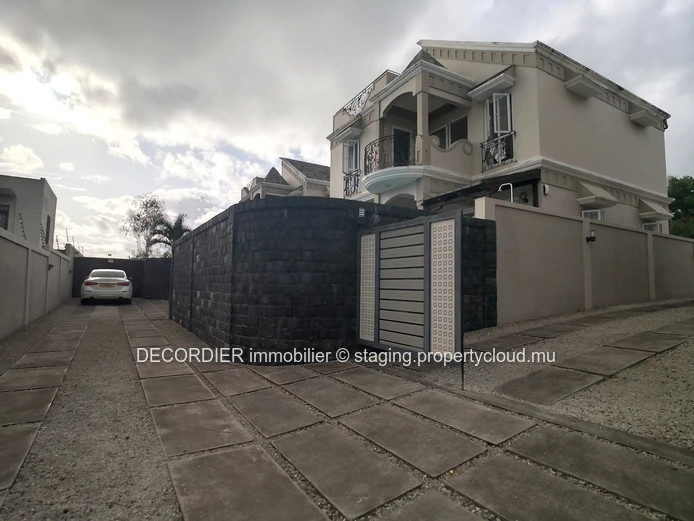 Maison individuelle avec piscine