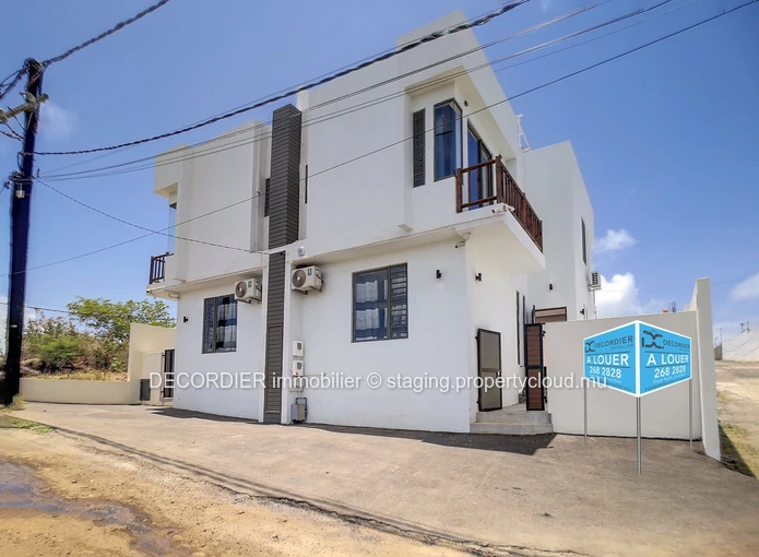 Modern duplex with private swimming pool (Sole Mandate)