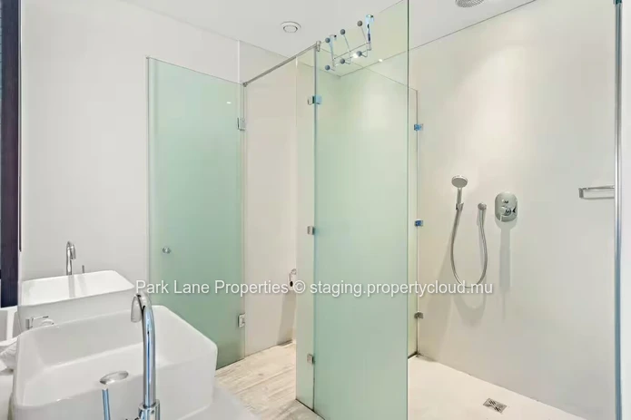 Luxury IRS duplex in Marina!