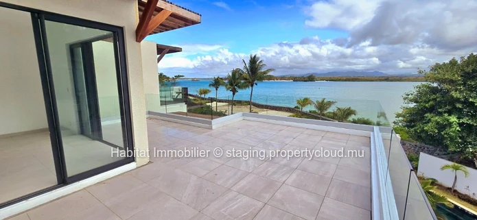 Cette somptueuse villa pieds dans l'eau non-meublée de 300 m² nichée au sein d'une résidence intimiste et sécurisée, ...