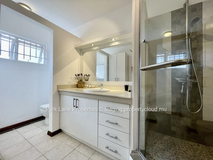 À vendre : Duplex avec piscine privée à Bain Boeuf